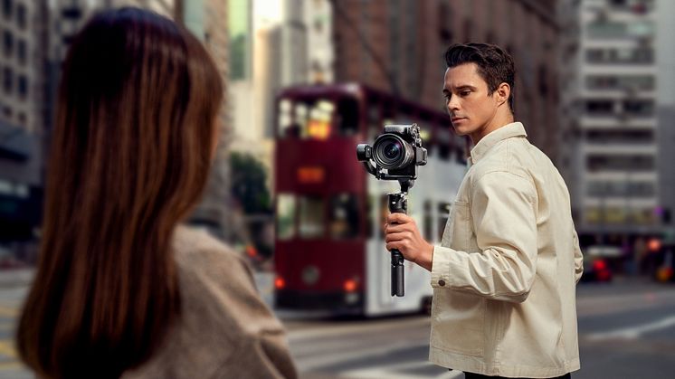 DJI RS 3 Mini - Key Visual - Street (3 of 4)