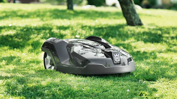 Nya Husqvarna Automower® 440 klarar ytor upp till hela 4 000 kvm utan några som helst problem.