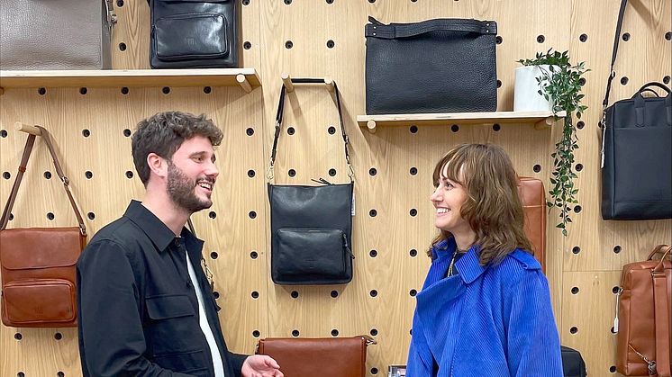 Produktsjef i Eplehuset Hampus Nilsson og veskedesigner Karianne Sæther i showroomet til Eplehuset i Storgata Oslo