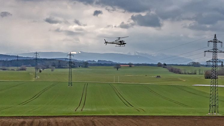 Aus dem Hubschrauber kontrollieren Techniker der Bayernwerk Netz GmbH ab 17. April 2023 die Hochspannungsleitungen im Verteilnetz.