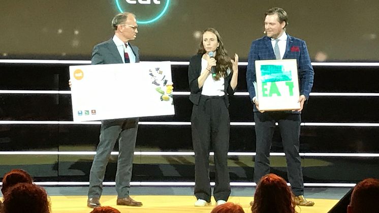 Hanna Olvenmark tar emot prispengar och diplom från Torgeir Silseth och Günther Mårder.