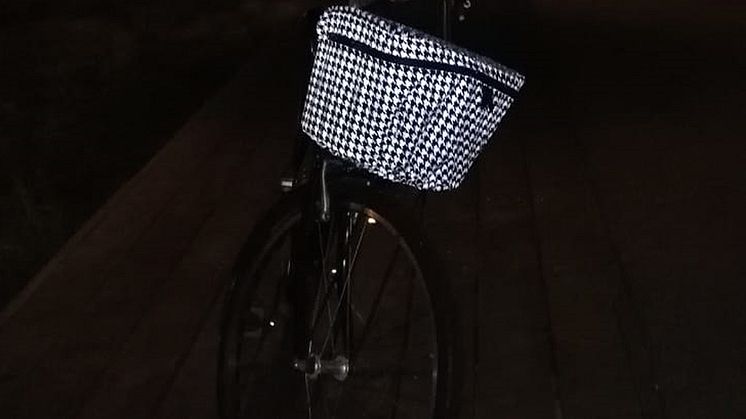 Reflekterande regnskydd till cykelkorg, rutig