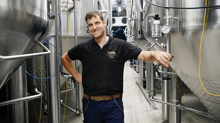 Traditionshandwerk und digitale Lösungen vereint: Braumeister Andreas Keller im Lagerkeller der Dampfbierbrauerei.