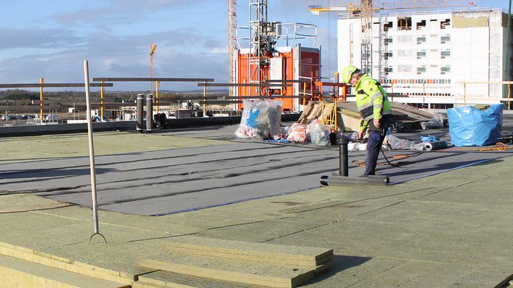 AS ROCKWOOL lanserer en ny smart, tidsbesparende og brannsikker isolasjon for flate tak