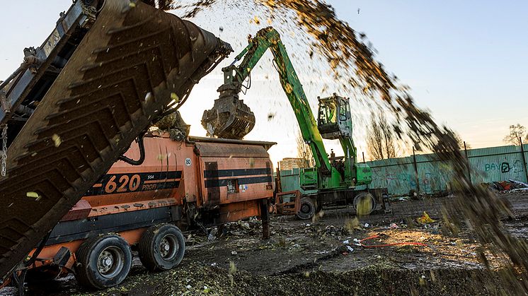 Sorteringsmaskinen sorterar ut avfall från högarna.