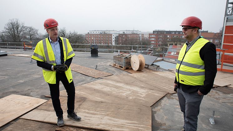 Johan Holmqvist, till vänster, tillsammans med Johan Andersson (S), kommunstyrelsens ordförande. Taket kommer att hysa en stor terrass och en grönyta bestående av fetbladsväxten sedum.