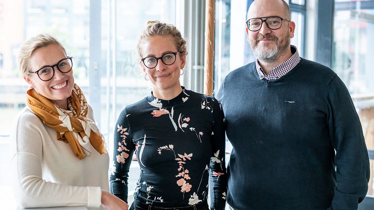 Agency Manager Linda Woxneborn tillsammans med contentstrateg Sanna Persson och projektledare Claes Bergerlind.