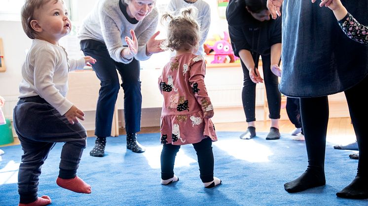 Nu kan öppna förskolan äntligen erbjuda sångsamlingar, jympa och lek för föräldralediga göteborgare och deras barn igen. Foto: Förskoleförvaltningen Göteborg