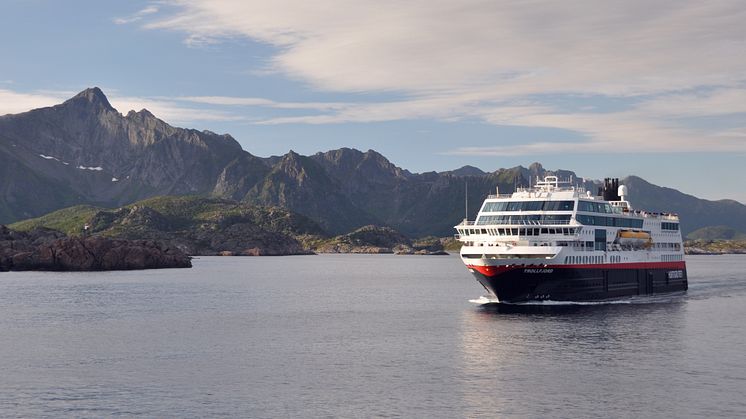 MS Trollfjord har vært et kjent syn langs kysten i mange år. Nå starter skipet den nye ruta Svalbardekspressen til Longyearbyen. Foto: Hurtigruten Norge