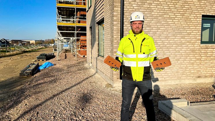 "Vi på Beijer är väldigt stolta över att vara totalleverantör till det första radhusområdet i Sverige som byggs klimatneutralt", säger Mikael Liljenfors, specialist inom fasad och betong hos Beijer Byggmaterial.