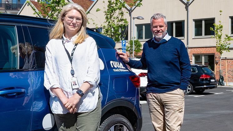 Ellika Rosendahl från Helsingborgshem och Magnus Müller från Bildeve med en bil från bilpoolen Rulla. Framför Stadskvarteret på Drottninghög.