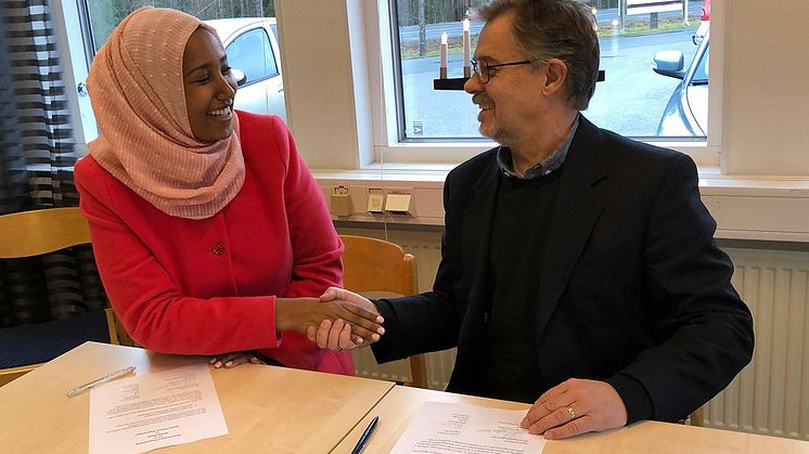 Signering av avsiktsförklaringen mellan Robert Bergman, direktor Human Bridge och Teyba Hasen, Vice President of Oromia National Regional State.