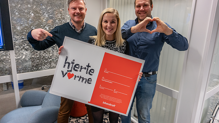 Thomas, Mari og Sten Willy fra Ishavskraft er på utkikk etter Hjertevarme bidrag. Foto: Marthe Eriksen.