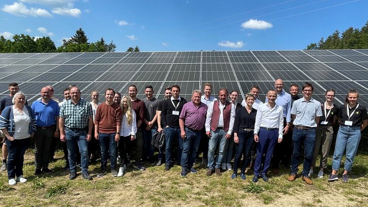 Anlagenbetreiber Johann Kraus (6. v. r.), Geiersthals Bürgermeister Richard Gruber (10. v. r.), Michael Pollerspeck (3. v. r.), Leiter des Bayernwerk-Kundencenters Regen, und zahlreiche Gäste feierten die Einweihung des PV-Parks.