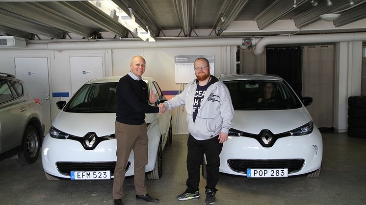 Daniel Övelius från Renault skakar hand med Conny Persson från Härjedalens Kommun. Foto: Härjedalens Kommun