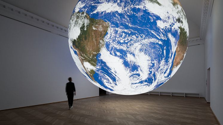 Luke Jerram, Gaia, 2018. Installationsview, Verden er i dig, Medicinsk Museion og Kunsthal Charlottenborg, 2021. Foto af David Stjernholm. Udlånt af Luke Jerram.