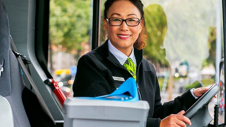 Nu behövs inte längre munskydd i kollektivtrafiken och resenärerna kan återigen gå på bussen via framdörrarna.