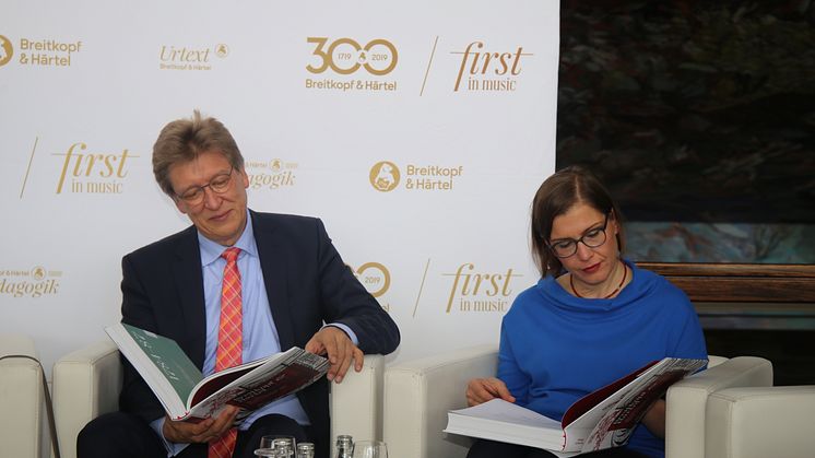 Prof. Andreas Schulz und Dr. Skadi Jennicke blättern in der Chronik