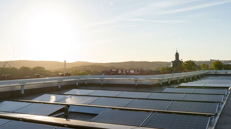Solceller på Humanistens tak vid Göteborgs universitet. 