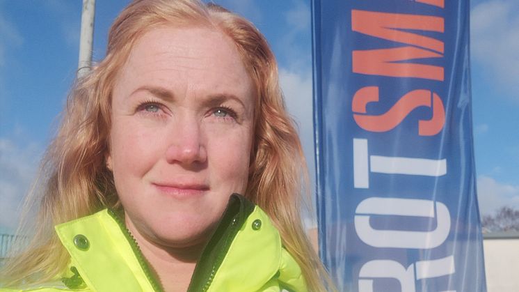 Louise, kundmottagare hos SkrotSmart förklarar skillnaden på metallskrotets värde och vad SkrotSmart hjälper till att återvinna.