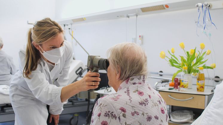 Mit einem tragbaren Handpupillometer lässt sich direkt am Krankenbett die Reaktion der Pupillen auf einen Lichtreiz messen.