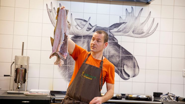 Greg Rolak i aksjon. Barna må lære seg å filetere. 