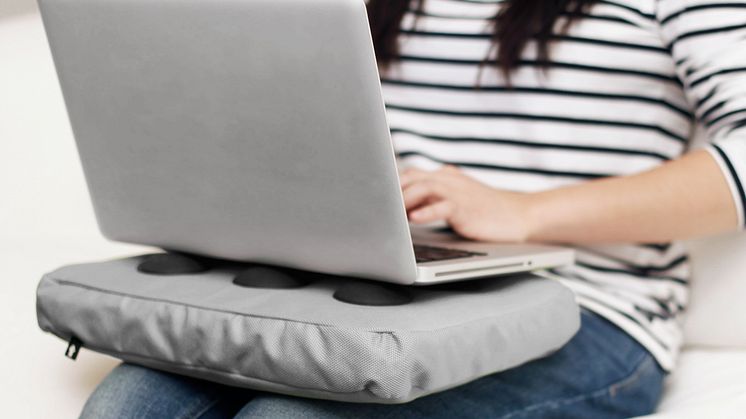 Laptopkudden ger dig en mer ergonomisk arbetsställning samtidigt som den leder bort värme från både dator och ben.