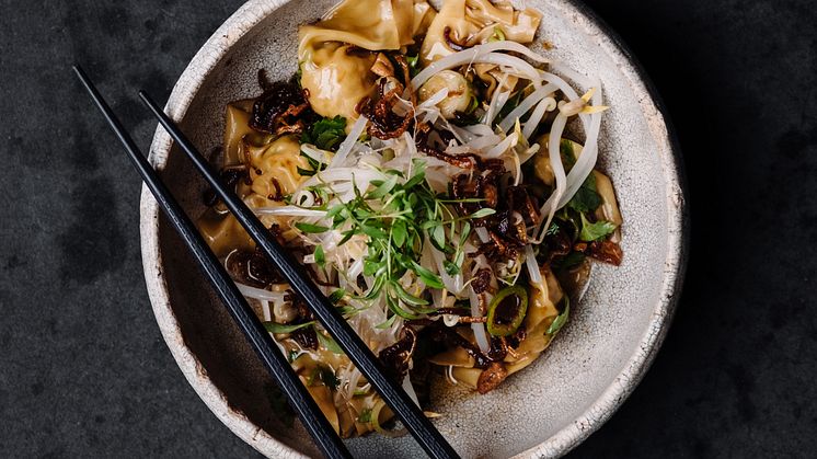 Wontons i krispig chiliolja, av Dennis Yen som gästspelar på TAK Stockholm