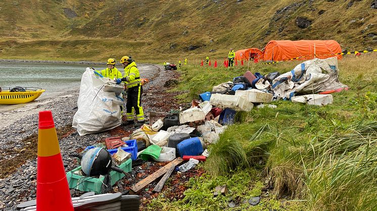 Store menger avfall som ligger i fjæra på Sørøya