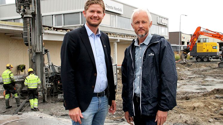 Etablerer Lexus: Daglig leder Christian Nordvik fra Nordvik AS og Eiendomssjef Paal Skaalsvik fra Nordviksentret Eiendom AS. Foto: Nordvik. 
