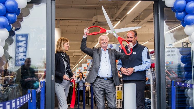 Lars Larsen cuts the ribbon to the first store in Belgium in April 2017.