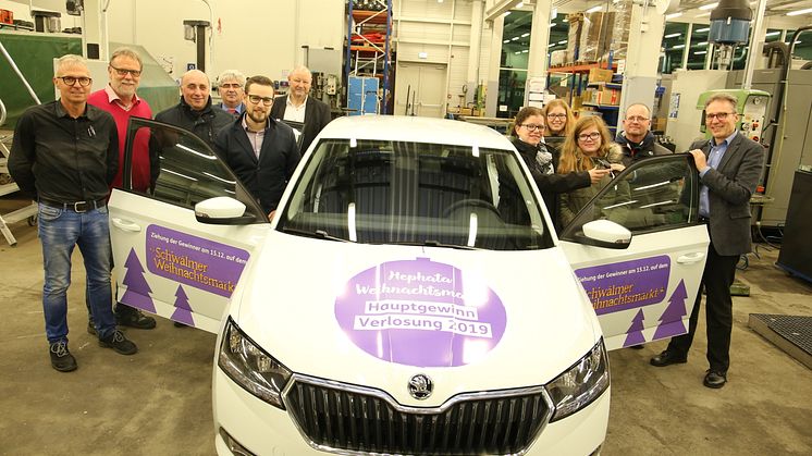 Hephata-Vorstandssprecher Maik Dietrich-Gibhardt (rechts) übergibt den Schlüssel für den Skoda Fabia an Hauptgewinnerin Nicole Flimm. Die vollständige Bildunterschrift lesen Sie am Ende des Textes.