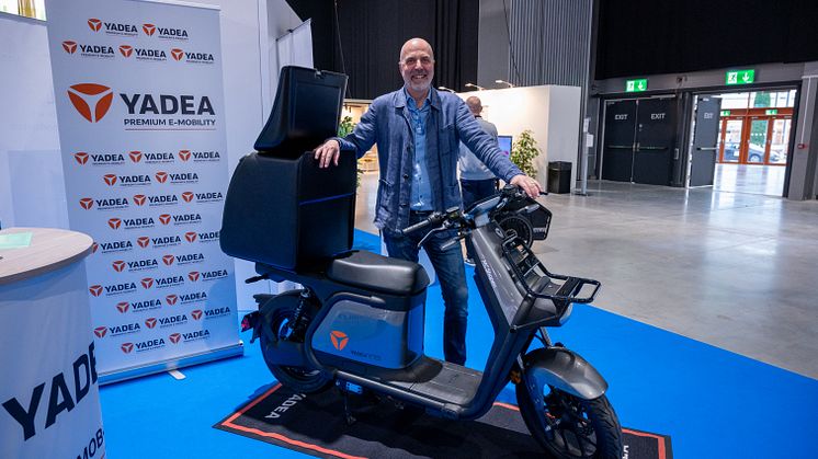 Peter Sunnergren på Hoj TWS AB visade Yadea Y1S, en elmoped för sista milen-transporter i stadsmiljö på eComExpo. Här med en isolerad värmebox för leverans av mat från restauranger. Bild: Lars-Olof Tandberg