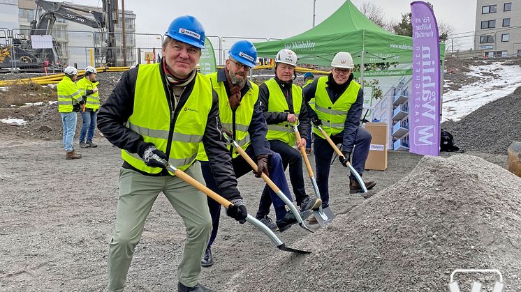 Första spadtag för Wåhlins nyproduktion i Hallonbergen med politiker från Sundbybergs stad