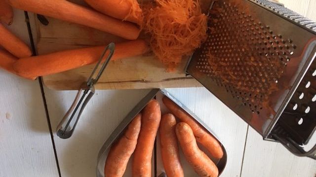 Rivna morötter blir både vacker och gott i spannkakssmeten.