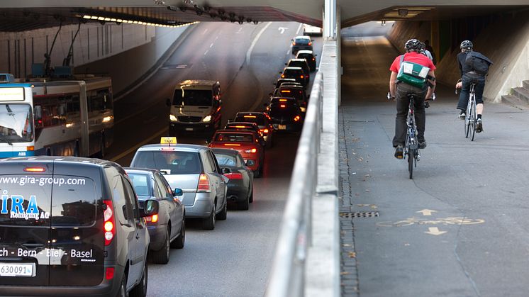 Medan Trafikverkets prognoser utgår från att trafiken kommer att fortsätta öka och framförallt fokuserar på god framkomlighet, så utgår kommunernas planering från lokala mål om att bromsa, stabilisera eller minska trafikarbetet. Foto: Schiffer, Eltis