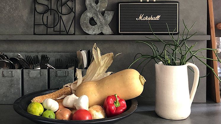 Köket har den grå betongliknande ​Silestone Brooklyn som uppdaterade hela köket tack vare både bänkskiva och stänkskydd tillsammans med olika hyllplan.