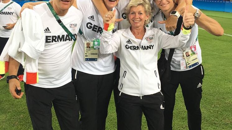 1. Die ehemalige Bundestrainerin der deutschen Fußballnationalmannschaft der Damen Silvia Neid (vorne) mit Mannschaftsarzt Ingo Tusk und den Osteopathinnen Angelika Steeger-Adams, Birgit Halsband und Maiken Birnbaum, und (v.l.) Foto: privat