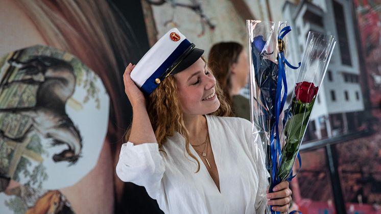 En glad Malene fik den blå hue på efter en flot eksamen. 
