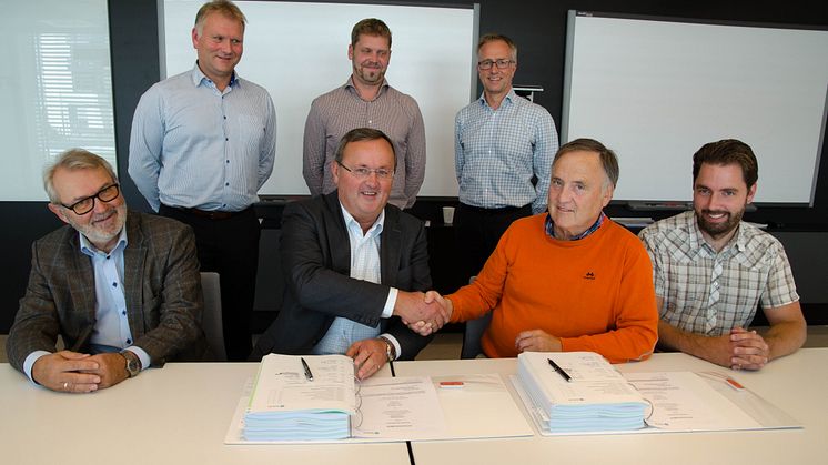 F. f.v. Kristian Aa og Steinar Bysveen, Fosen Vind; Øystein Syltern og Svein Ole Daltveit, Johs. J. Syltern as.  Bak f. v. Bjørn Solberg, Thomas Nyman og Jan Petter Birkeland fra Statkrafts utbyggingsprosjekt.