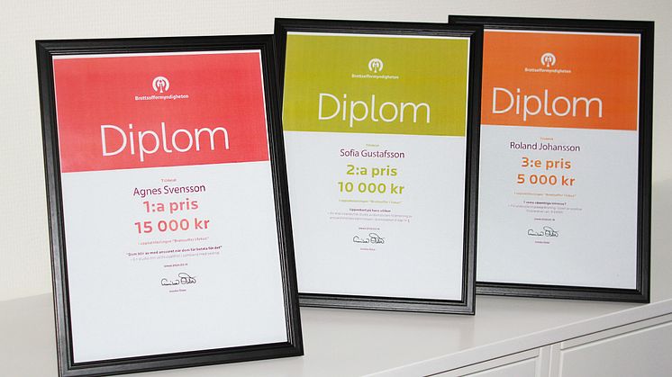 Diplomen till de tre vinnarna i den senaste omgången av Brottsoffermyndighetens uppsatstävling Brottsoffer i fokus.