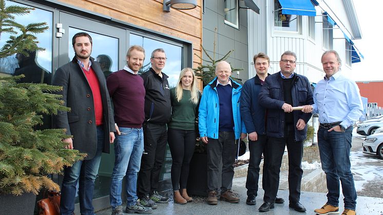 Från vänster: 1.Erik Nord, svensk agent 2.Ola Magnusson, Lindbäcks bygg, 3.Mats Olsson, Lindbäcks bygg, 4.Madeleine Lundmark, Lindbäcks bygg  5.Folke Emet, Penope, 6.Simo Leiviskä, Penope 7.Heikki Laine, Penope 8.Stefan Lindbäck, VD Lindbäcks bygg