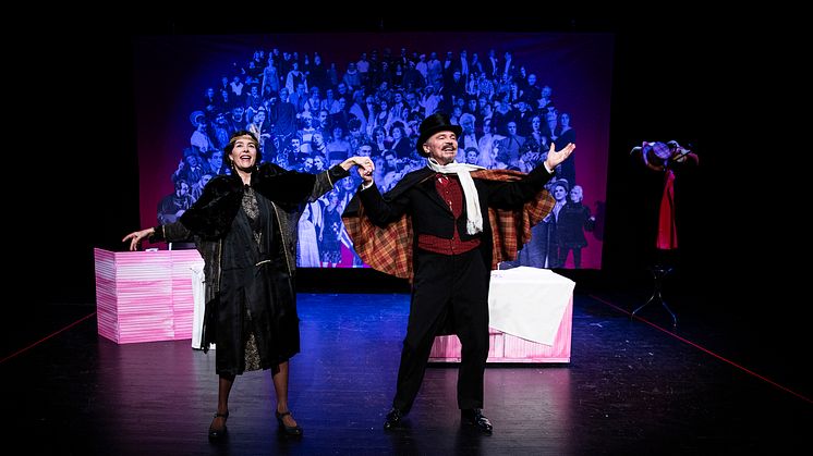 Jörgen Düberg och Caroline Leander i jubileumsföreställningen Den fantastiska leken. Foto: Emmalisa Pauly. 