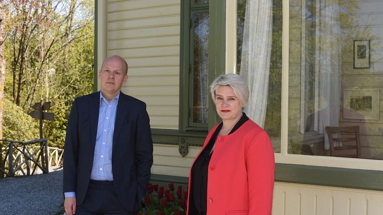 KODEs direktør Petter Snare og styreleder Marte Mjøs Persen orienterte idag pressen om KODEs vanskelige økonomiske situasjon (foto: Dag Fosse/KODE).