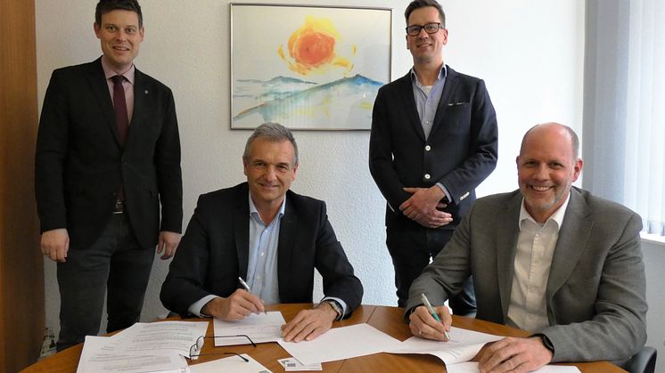 Richtungsweisende Unterschrift: Bad Driburgs Bürgermeister Burkhard Deppe (vorne l.) und ESW-Geschäftsführer Stefan Freitag. Michael Scholle, erster Beigeordneter Bad Driburg, und Carsten Strätling, Vertrieb ESW, freuen sich über die Kooperation.. 
