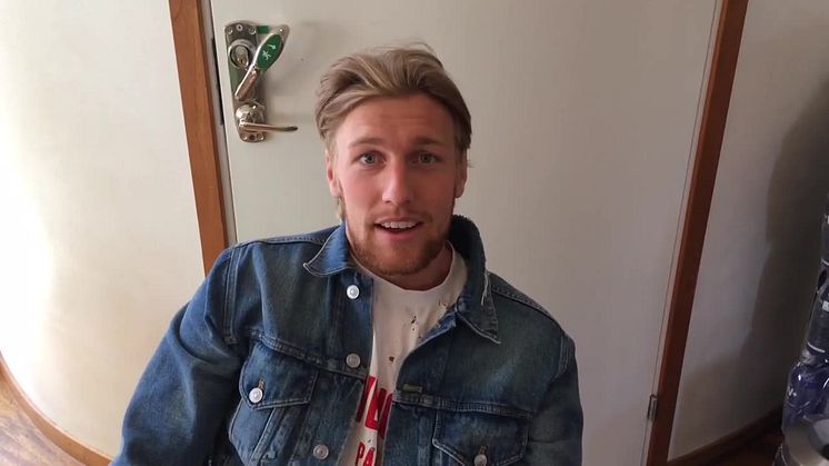Emil Forsberg hälsar