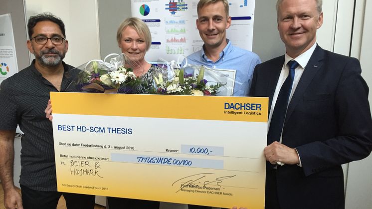 Vinderne af Dachser-prisen Nana Beier og Thomas Fly Højmark sammen med studieleder Aseem Kinra og Managing Director i Dachser Nordic, Finn Skovbo Pedersen. Foto: AAASCM