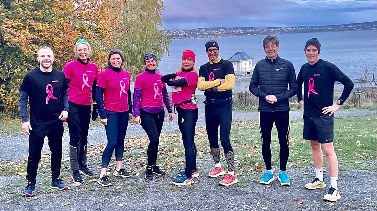 VERDIER: – Det at Rosa Sløyfe-løpet har skapt et så stort engasjement og deltakelse hos våre ansatte, og derav 80 prosent er menn, er gledelig. Dette gjenspeiler våre verdier, sier administrerende direktør i Ramirent; Fredrik Brandal (3 fra venstre)