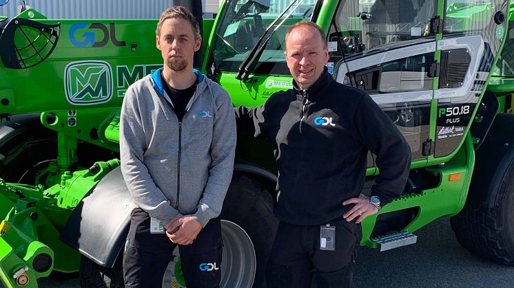 Daniel och Johan framför företagets nya Merlo P50.18 Plus.