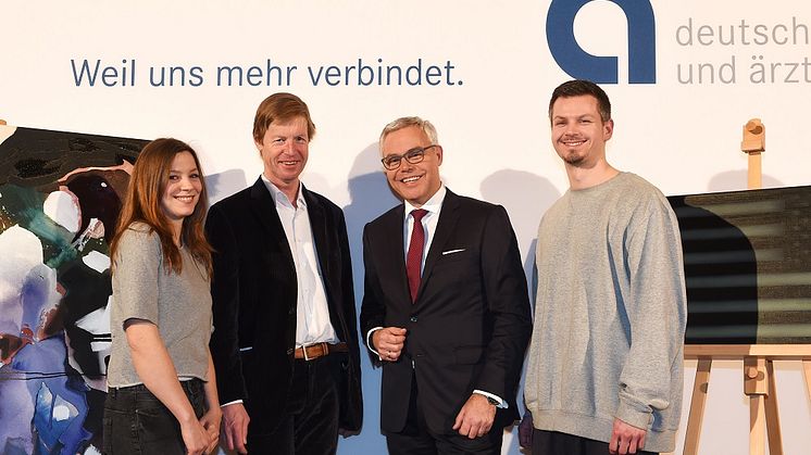 v.l.n.r.: Alicia Viebrock, Prof. Dr. Robert Fleck, Kunstakademie Düsseldorf, Ulrich Sommer, stellvertr. Vorsitzender der Deutschen Apotheker- und Ärztebank, David Benedikt Wirth